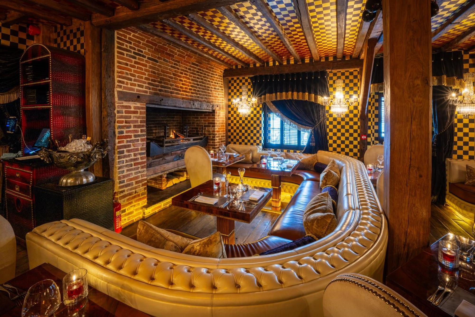 Готель Crazy Bear Біконсфілд Екстер'єр фото Interior of the restaurant