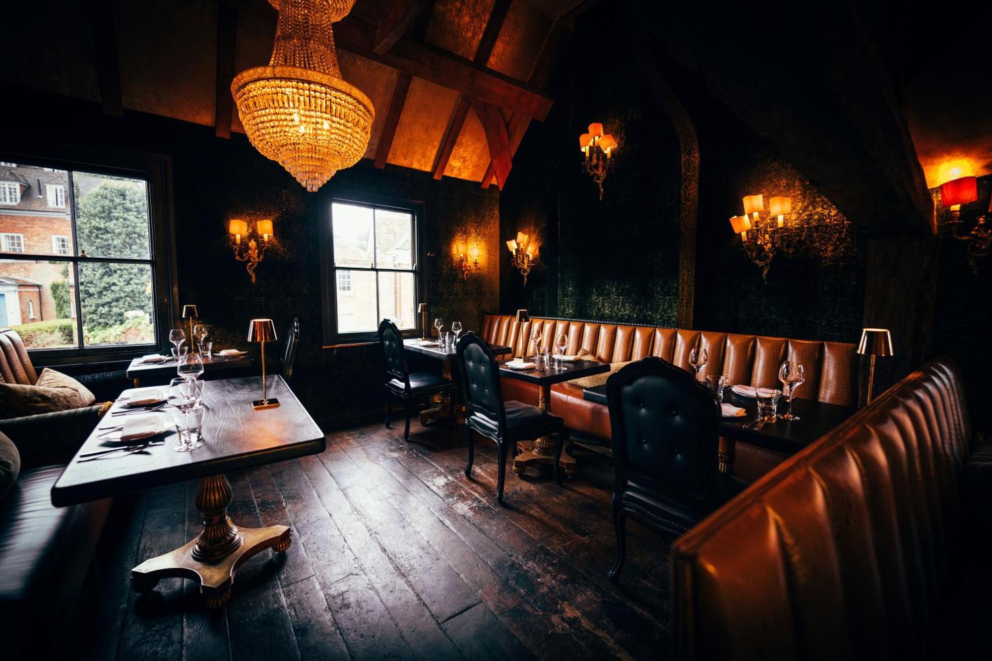 Готель Crazy Bear Біконсфілд Екстер'єр фото The interior of the restaurant