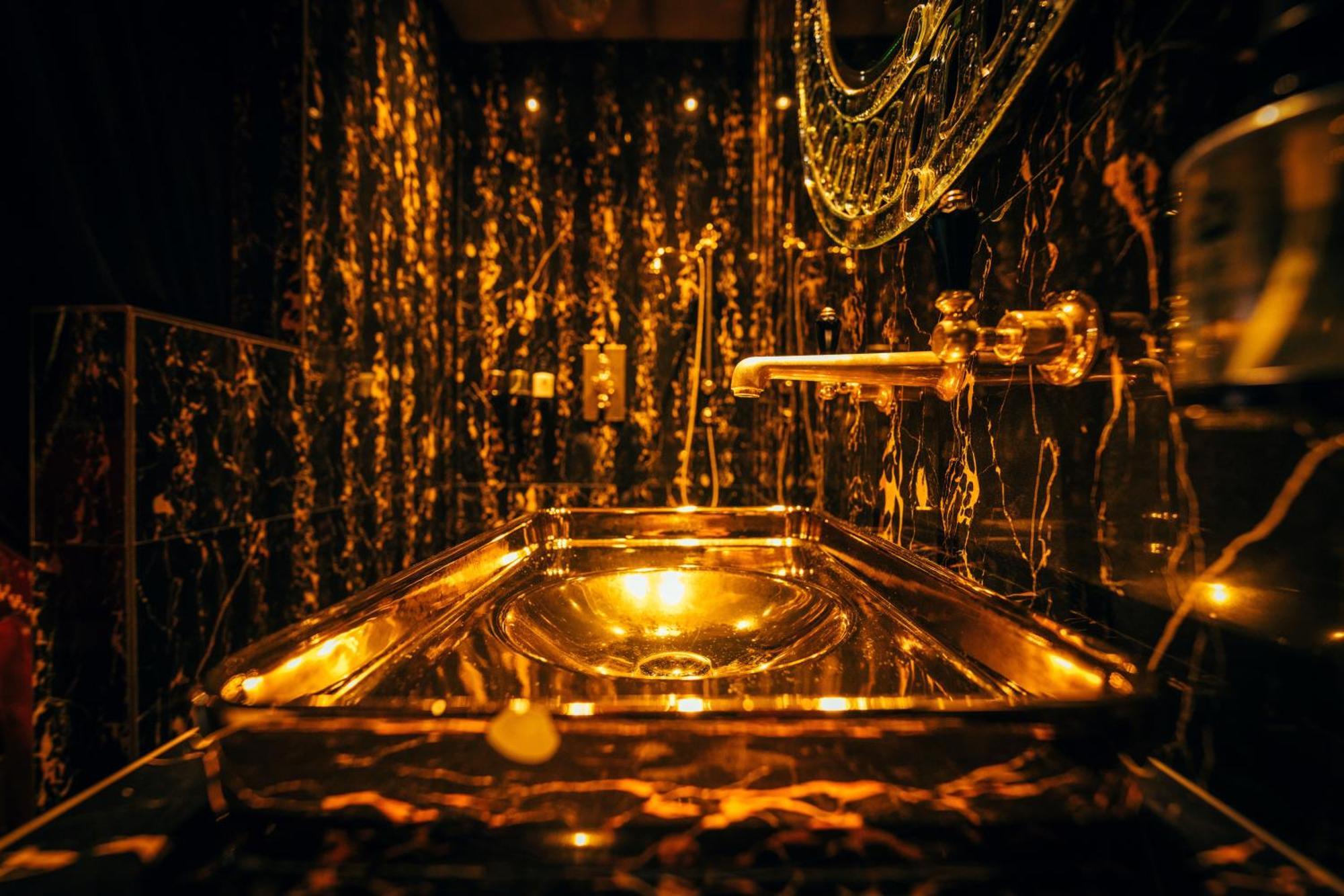 Готель Crazy Bear Біконсфілд Екстер'єр фото The Golden Hall