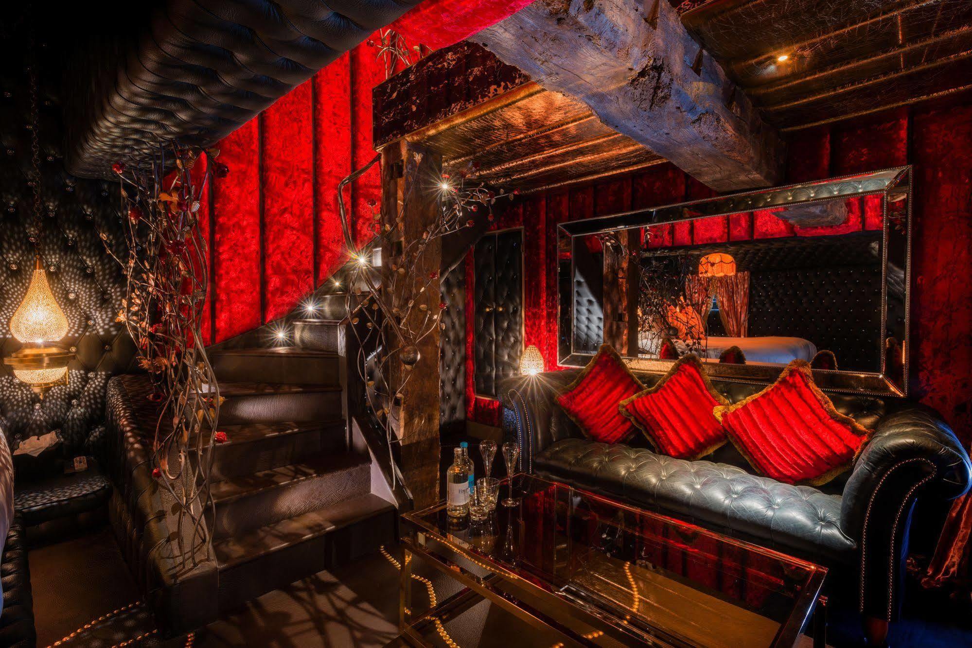 Готель Crazy Bear Біконсфілд Екстер'єр фото Interior of the nightclub