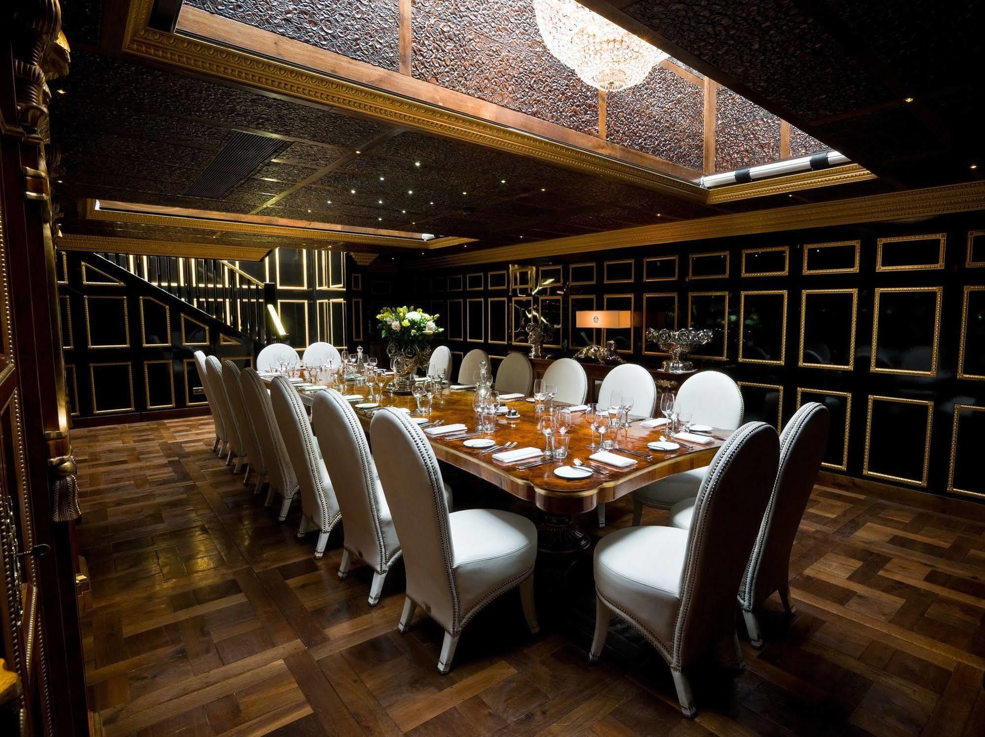 Готель Crazy Bear Біконсфілд Екстер'єр фото The interior of the restaurant